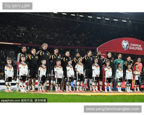 足球明星携儿子共赏精彩比赛瞬间温馨互动视频记录父子情深